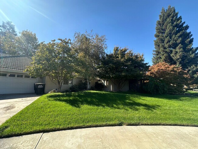 Building Photo - SE Visalia home coming soon