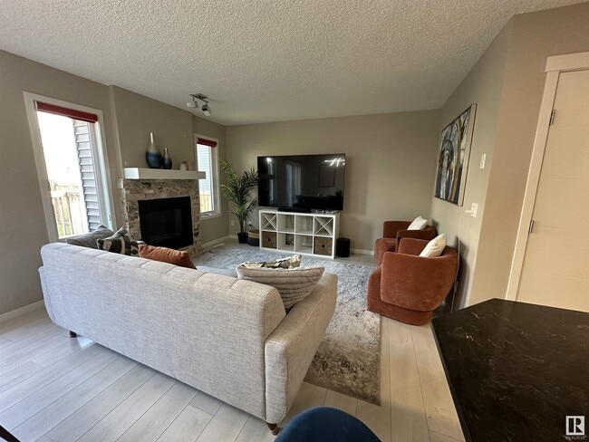 Building Photo - 903 Ebbers Cres NW