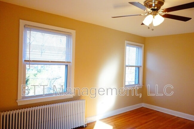 Building Photo - 907 Hudson Ave