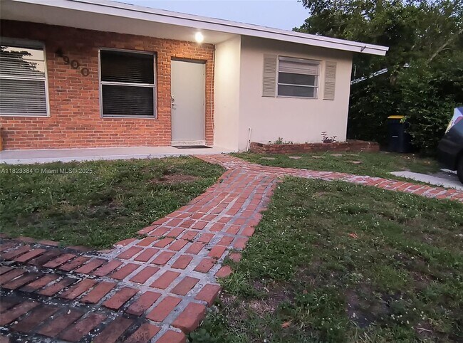 Building Photo - 4900 SW 28th Terrace