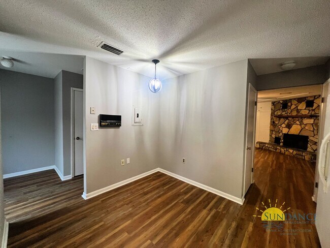 Building Photo - Nice 3 Bedroom with a garage in Shalimar!