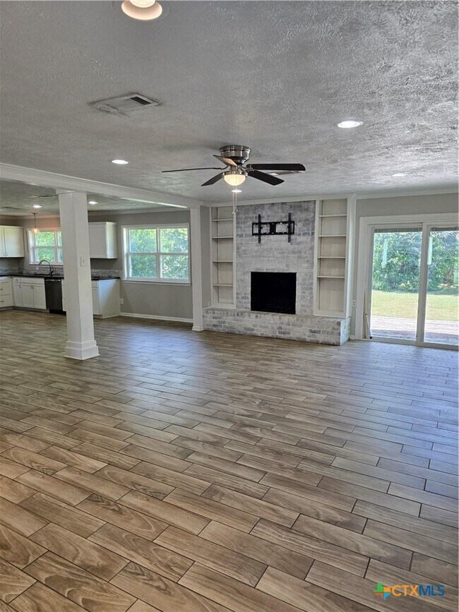 Building Photo - 205 E Cherokee Dr