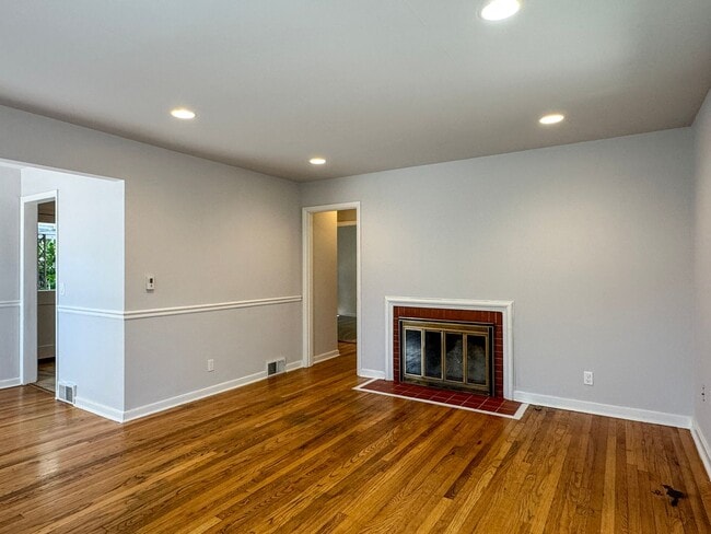 Building Photo - Wonderful Wedgwood Location! 2bd/2bth home...
