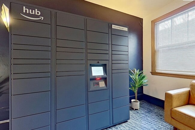 Building Photo - Huge Units, Washer & Dryer, Parking, Priva...