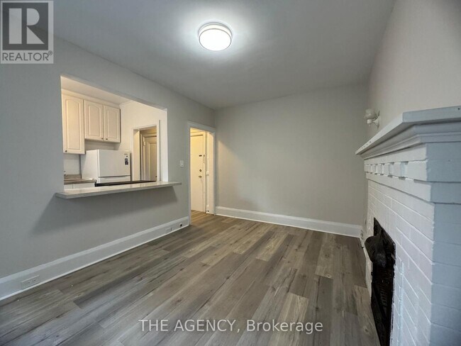 Photo du bâtiment - 846-846 Broadview Ave