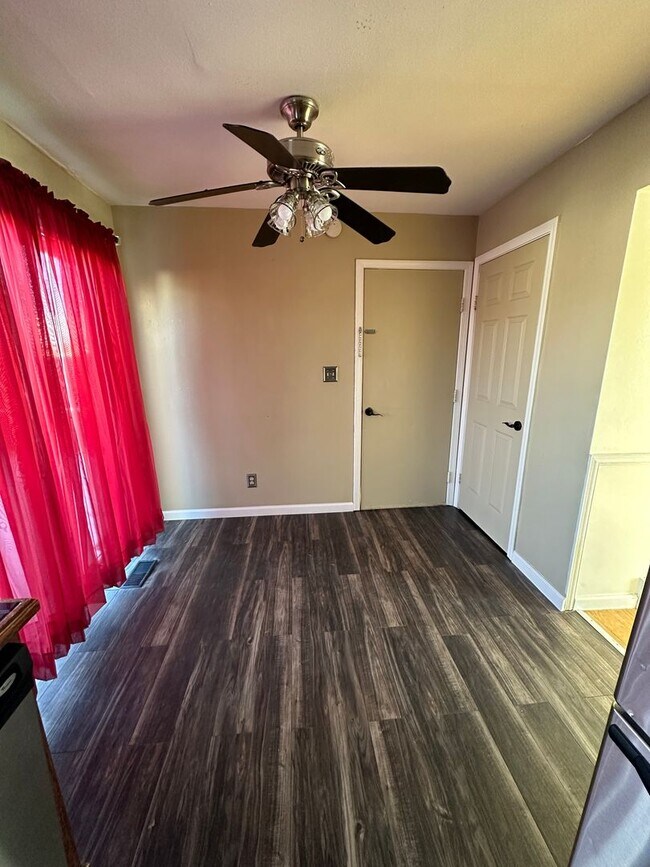 Foto del edificio - 2711 Inverness Blvd
