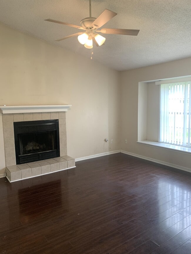 Building Photo - 920 Mandarin Dr