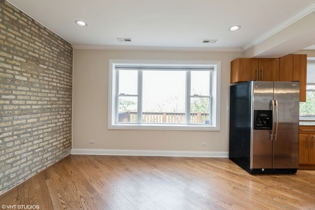 Building Photo - 3206 W Berwyn Ave