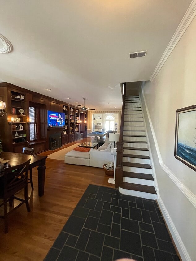 Primary Photo - 2314 Stuart Ave