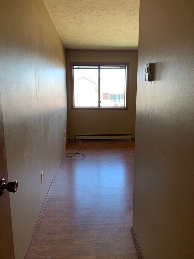 Building Photo - 2 Bedroom 2 Bathroom Condo Close to Campus!