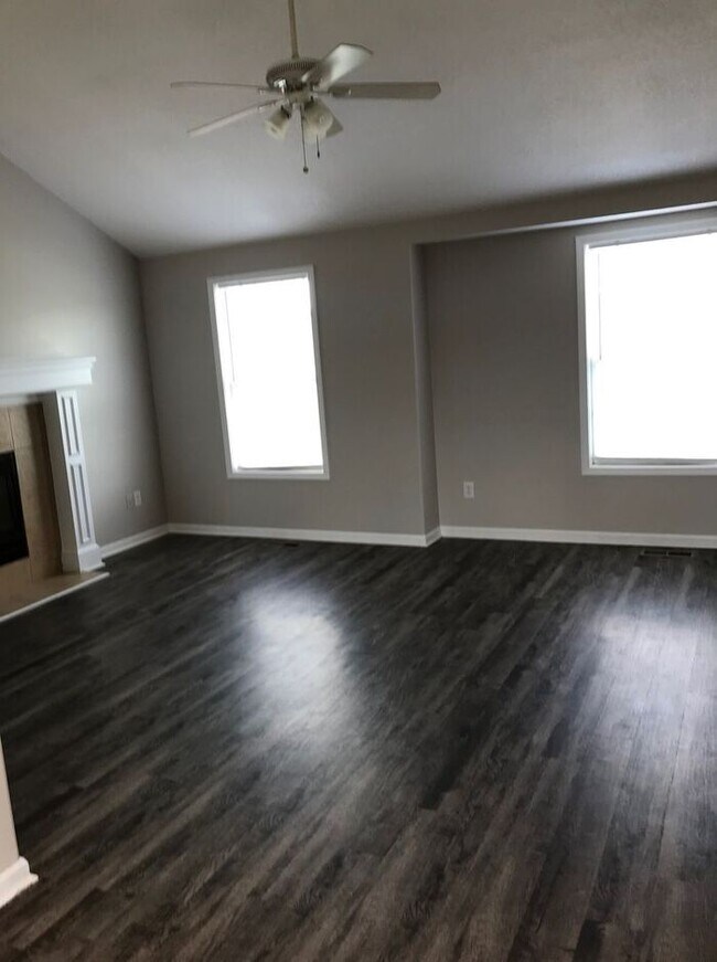 Foto del edificio - LOVELY 3 bd / 2.5 ba GRAIN VALLEY HOME $15...
