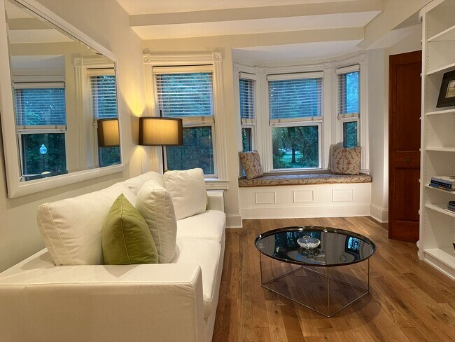 Foto del edificio - 3042 R St NW