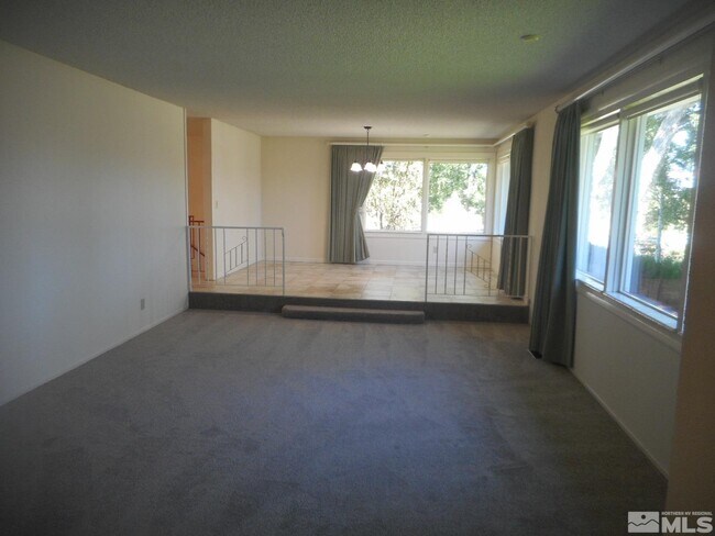 Foto del edificio - 8355 Lakeside Dr