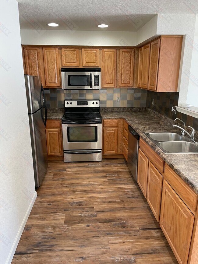 Foto del edificio - 3 bedrooms, 2.5 bath Townhouse