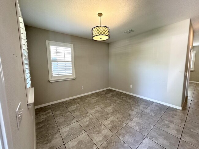 Foto del edificio - Charming 3-Bed Oasis with 2.5 Baths in Bea...