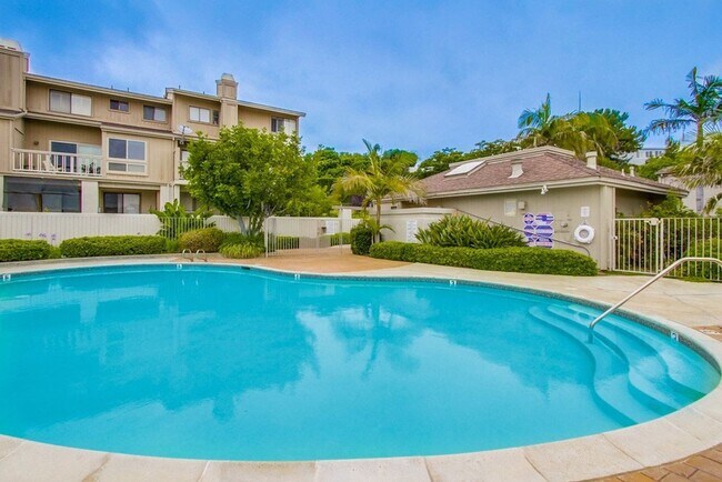 Building Photo - Gorgeous 3 Bedroom House with Views of Mis...
