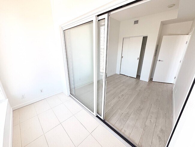 Building Photo - Centre West - 1510