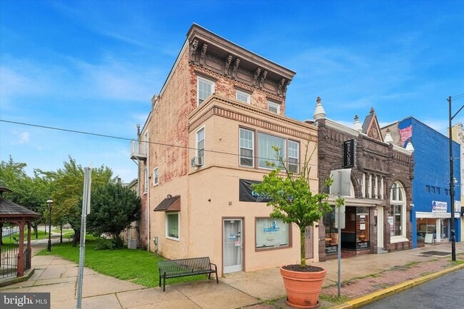 Building Photo - 208 Lincoln Hwy E