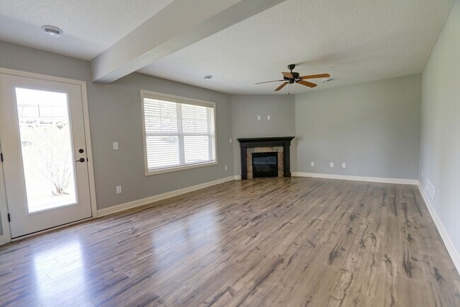 Foto del edificio - FANTASTIC END UNIT- NEW CARPET AND FRESH P...