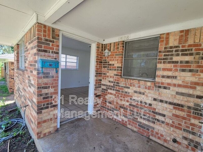 Building Photo - 1528 W Elm St
