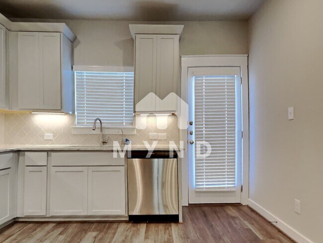Building Photo - 886 Casina Cir