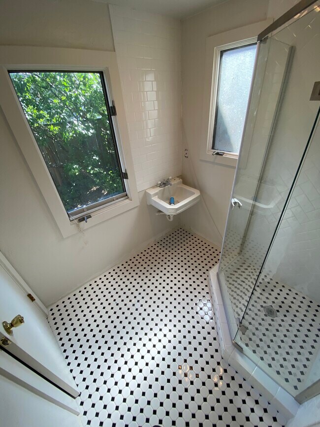 Photo - 322 E 16th Ave Apartments