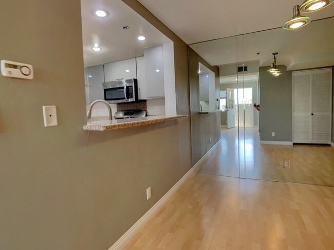 Building Photo - A Beautiful updated trilevel townhome in W Figueroa is now available for rent.
