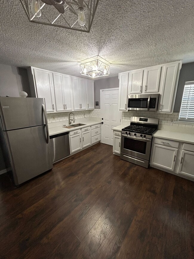 Building Photo - 728 Amity Ln