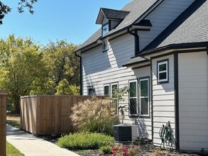 Building Photo - 409 W Maple Ave
