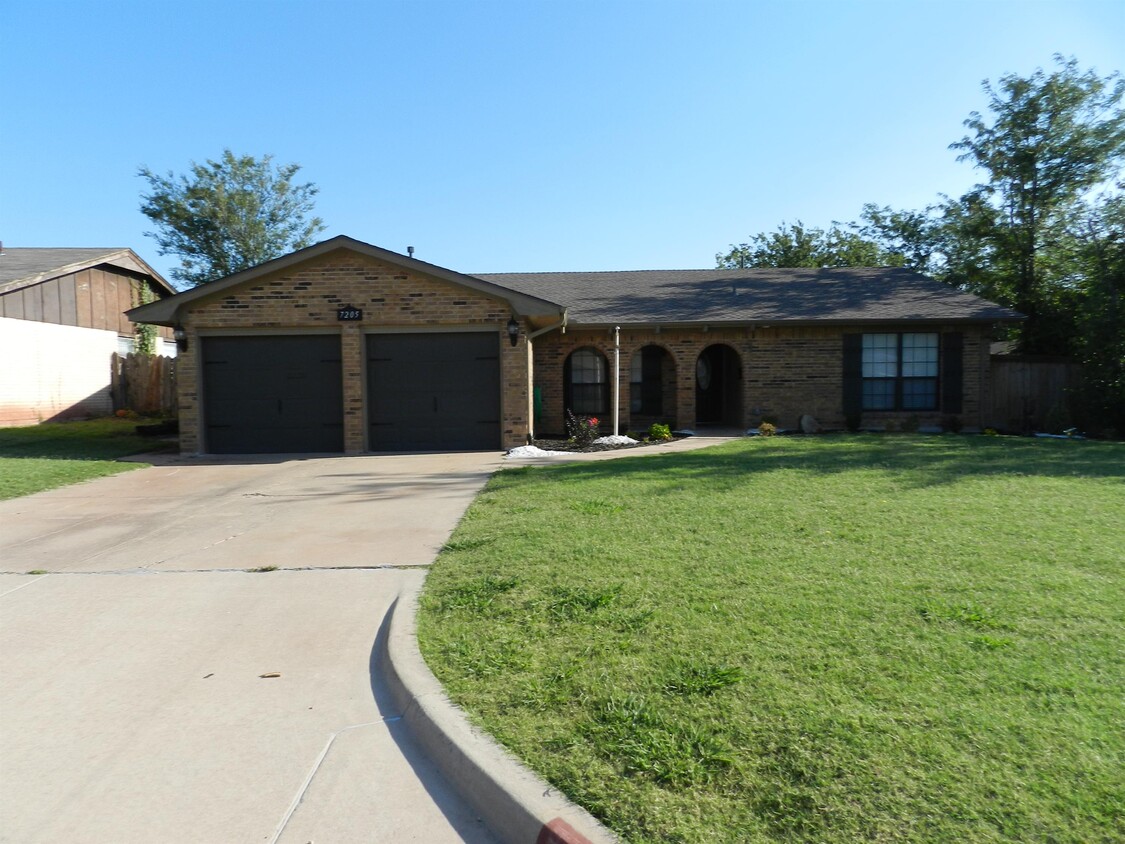 Foto principal - 7205 NW Sprucewood Dr