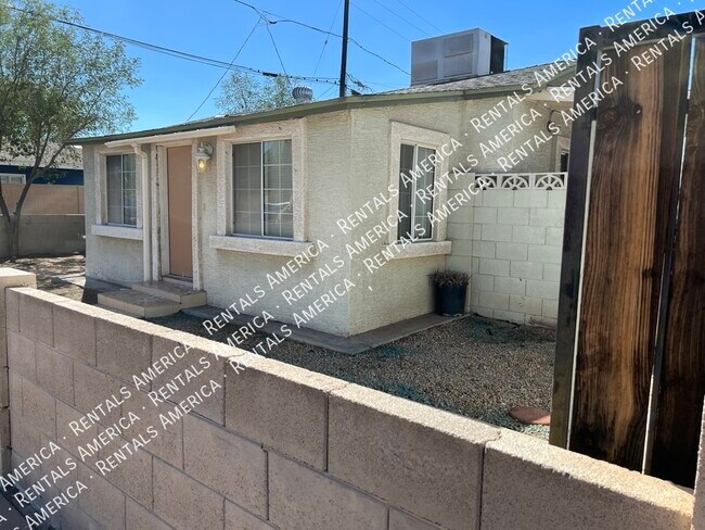 Building Photo - Charming 2 bedroom 2 bath updated house!