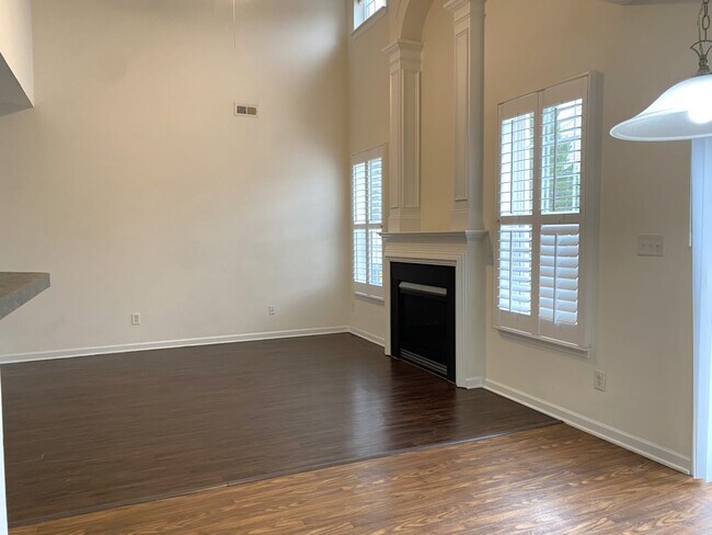 Foto del edificio - 2493 Ingleside Dr