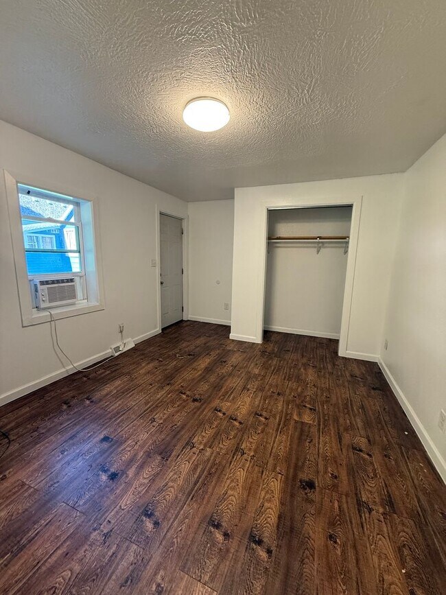 Foto del edificio - 2352 N Kellett Ave