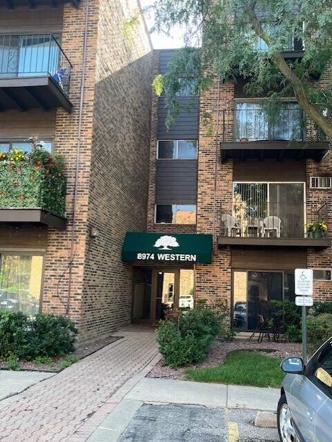 Foto del edificio - 8974 N Western Ave