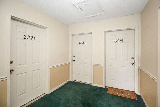 Building Photo - Updated 2BD/2BA Third Floor Condo in Rosec...
