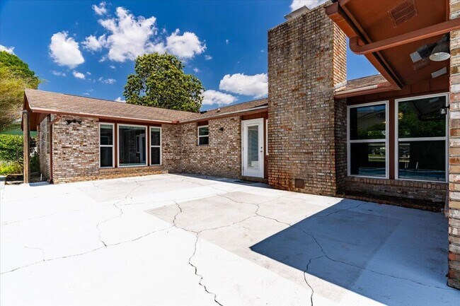 Building Photo - 8 Stafford Cir NE