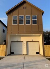 Building Photo - 4923 Pederson St