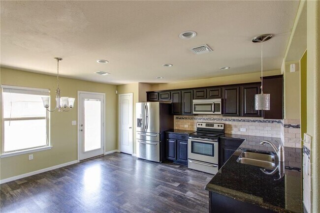 Building Photo - 707 Pinnacle Dr