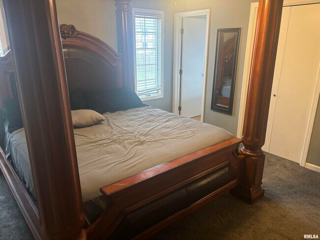 Foto del edificio - 705 Crestview Dr