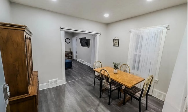 Building Photo - 10415-10415 Bernard Ave