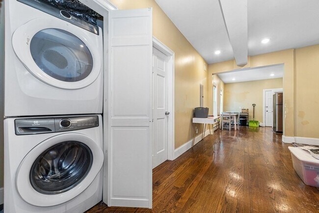 Foto del edificio - In-Unit Washer and Dryer, Fully Renovated Unit in Mission Hill