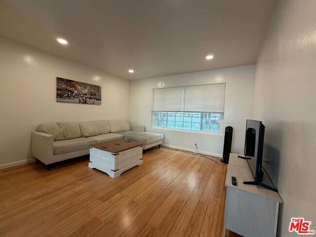 Foto del edificio - 10760 Woodbine St