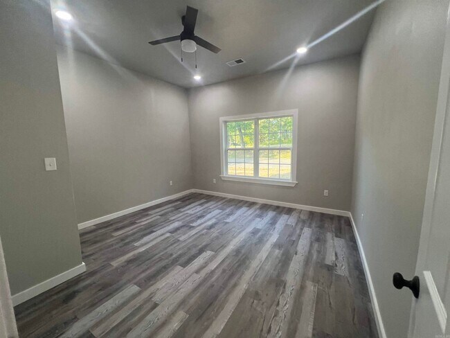 Building Photo - Contact Peggy at 501-676-1758 or Heather a...