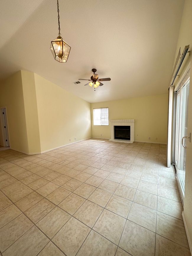 Building Photo - 4266 Woodmere Rd