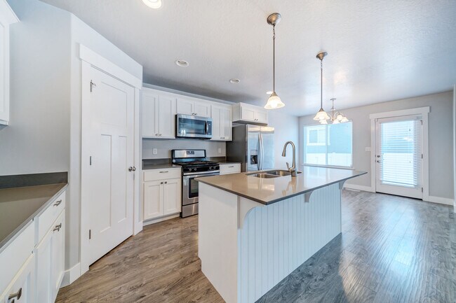 Foto del edificio - 664 Fall Creek Dr