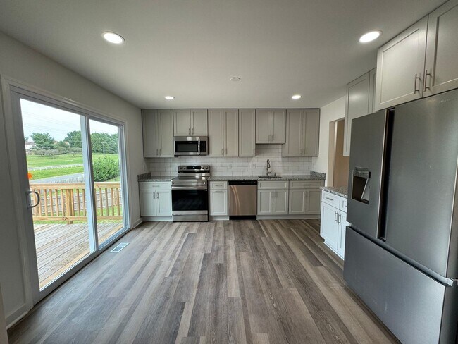 Foto del edificio - Spacious 5 Bed 3 Bath Home Walking Distanc...