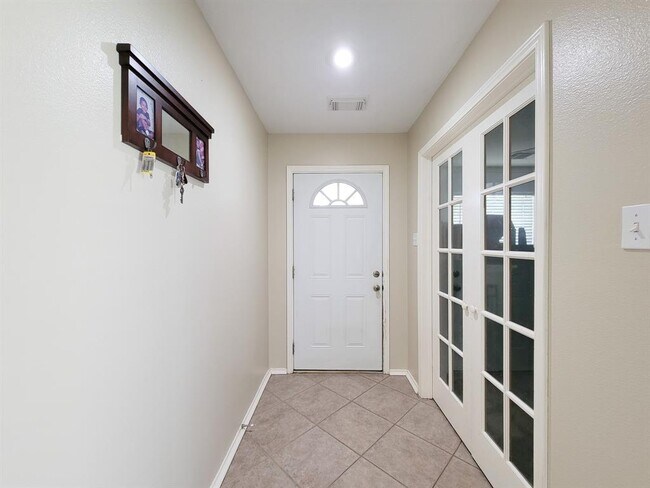 Foto del edificio - 2131 Cold River Dr