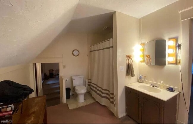 Building Photo - 3 br, 1 bath House - 944 E 24th St
