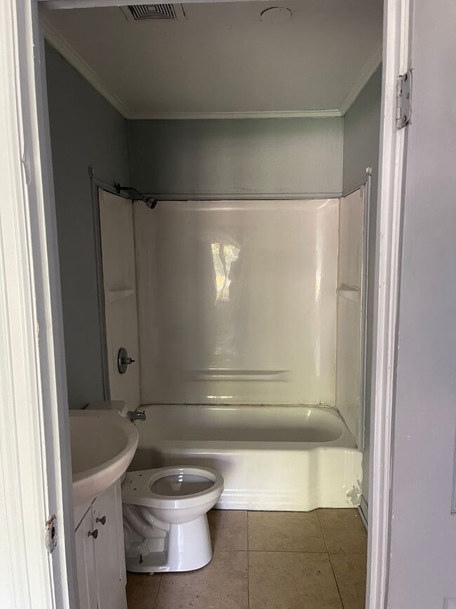 Building Photo - 405 W 76th St