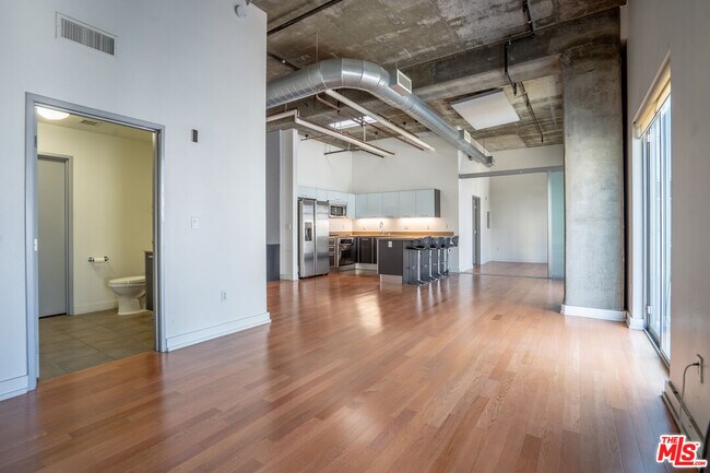 Foto del edificio - 645 W 9th St